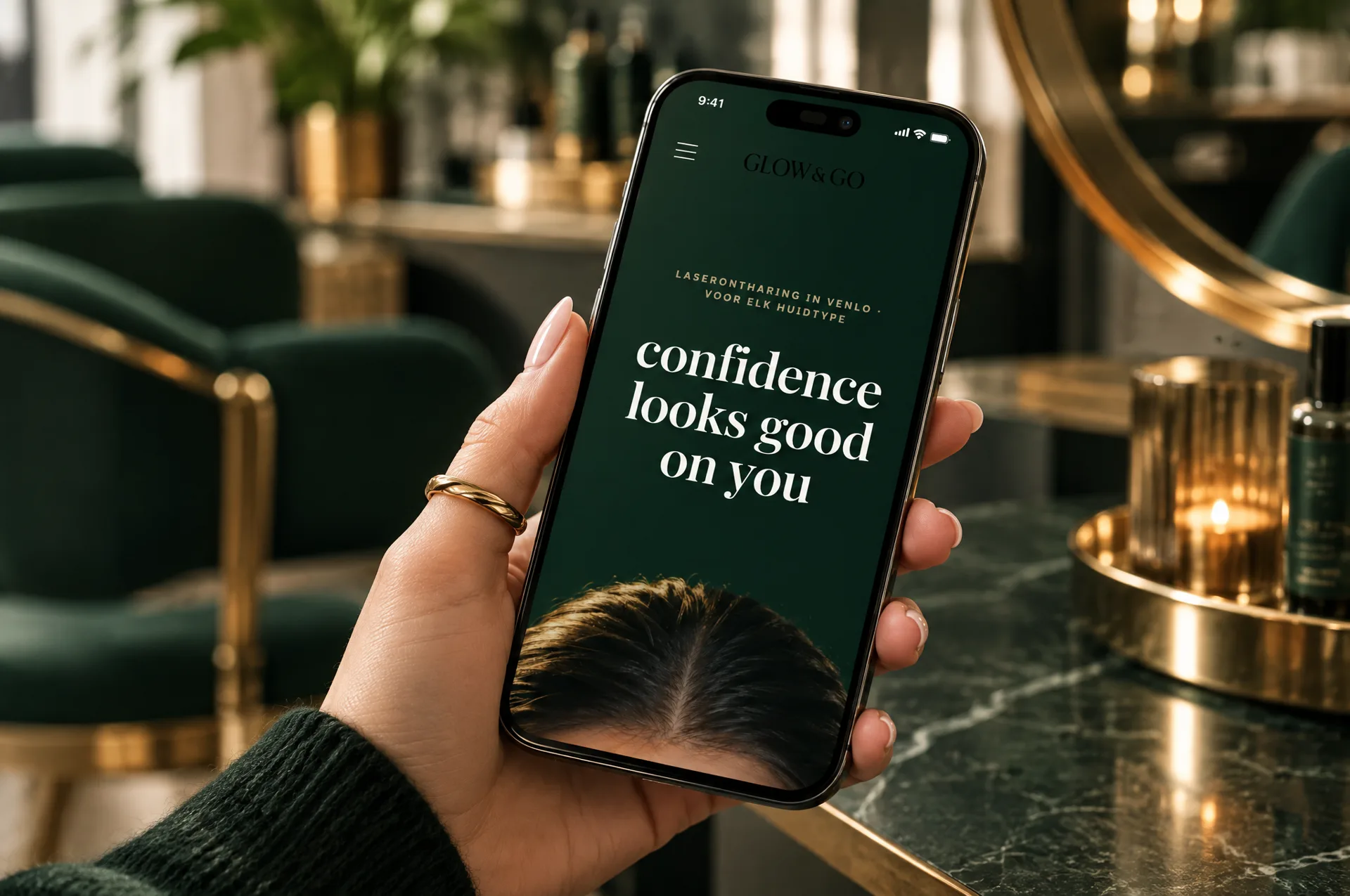Hand met smartphone die de website van Glow & Go laat zien