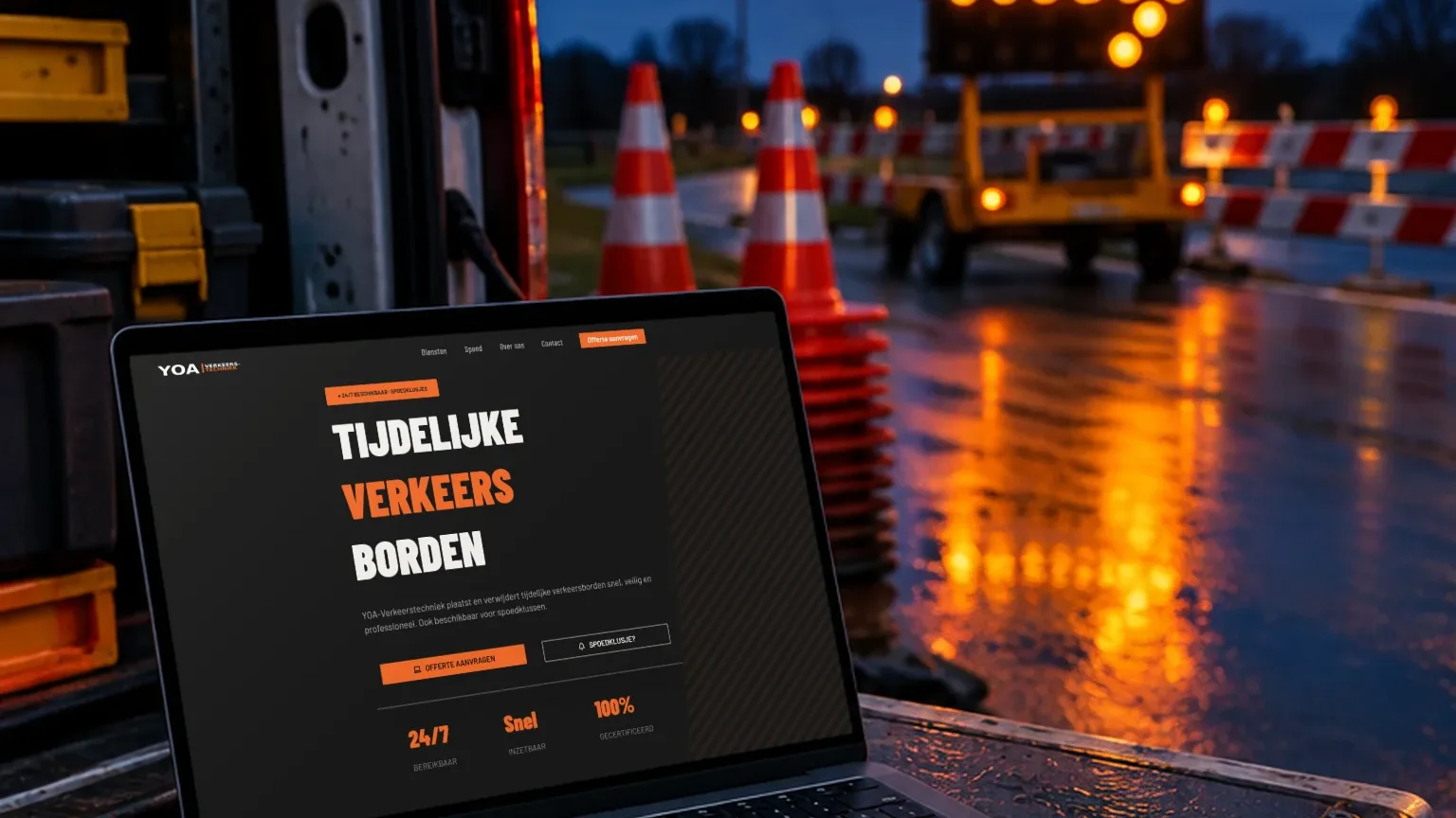 Laptop op een werkbus bij wegwerkzaamheden met de website van YOA Verkeerstechniek